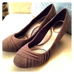 Medium gray Abella pumps